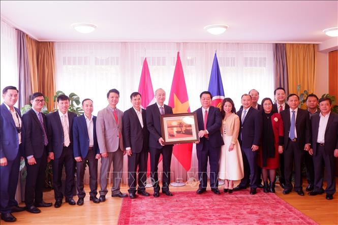 Đồng chí Nguyễn Trọng Nghĩa và cán bộ nhân viên Đại sứ quán Việt Nam tại Thụy Sĩ. Ảnh: TTXVN