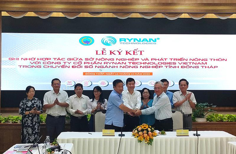 Ông Nguyễn Phước Thiện - Giám đốc Sở Nông nghiệp và Phát triển nông thôn tỉnh Đồng Tháp ký kết ghi nhớ với ông Nguyễn Thanh Mỹ - Chủ tịch Hội đồng quản trị Công ty cổ phần RYNAN Technologies Vietnam. (Ảnh: HỮU NGHĨA) Ông Nguyễn Phước Thiện - Giám đốc Sở Nông nghiệp và Phát triển nông thôn tỉnh Đồng Tháp ký kết ghi nhớ với ông Nguyễn Thanh Mỹ - Chủ tịch Hội đồng quản trị Công ty cổ phần RYNAN Technologies Vietnam. (Ảnh: HỮU NGHĨA)