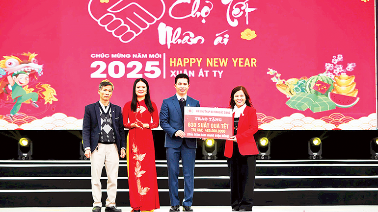 Lãnh đạo Hội Chữ thập đỏ tỉnh Bắc Giang và lãnh đạo huyện Hiệp Hòa trao 630 suất quà là nhu yếu phẩm tặng các hộ nghèo.