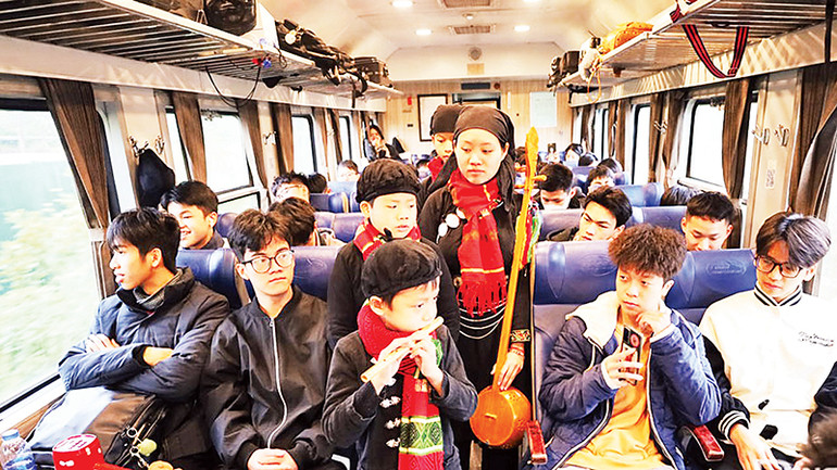 Biểu diễn nghệ thuật dân tộc trên tàu QT5.