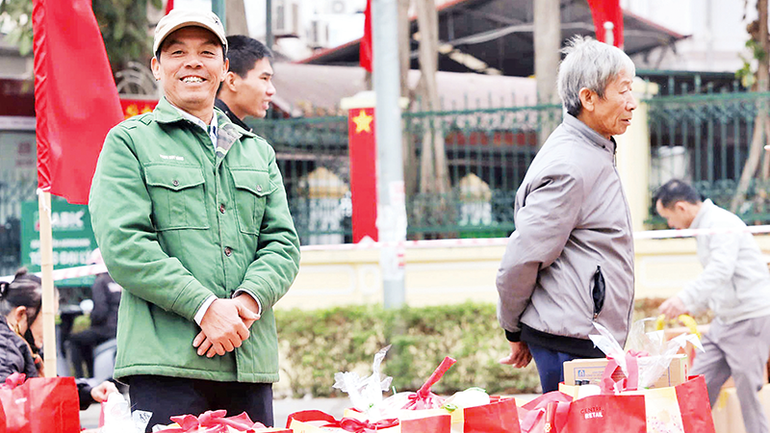 Người dân phấn khởi nhận quà Tết.