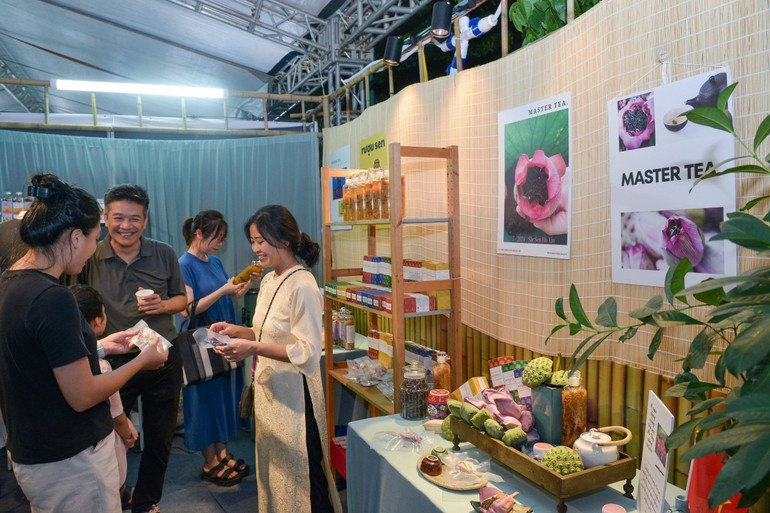 Tại không gian giới thiệu sản phẩm OCOP, những nhãn hiệu trà sen lâu đời tại Hà Nội đã được ra mắt công chúng và đặc biệt thu hút sự quan tâm của nhiều bạn trẻ. (Ảnh: Thế Đại) Tại không gian giới thiệu sản phẩm OCOP, những nhãn hiệu trà sen lâu đời tại Hà Nội đã được ra mắt công chúng và đặc biệt thu hút sự quan tâm của nhiều bạn trẻ. (Ảnh: Thế Đại)