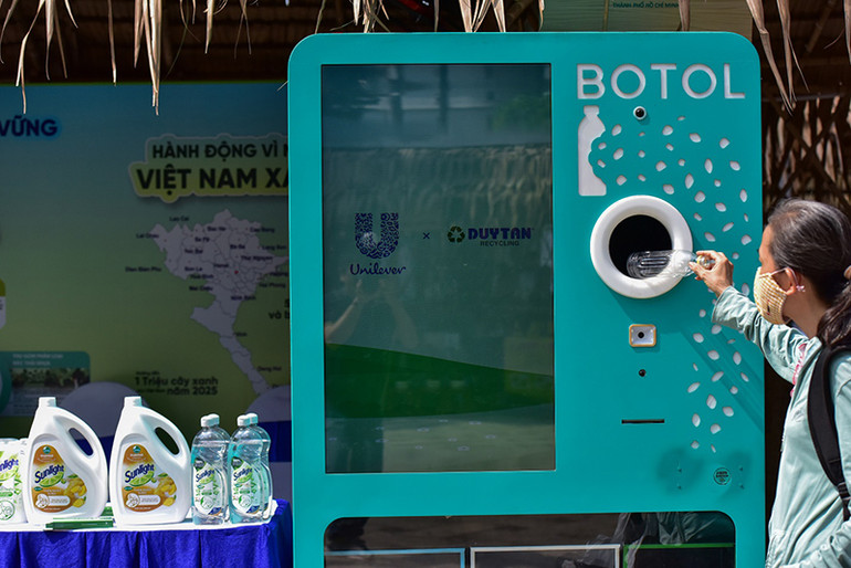 Người dân hào hứng tham gia các hoạt động đổi rác thải nhựa lấy quà của Unilever tài trợ.