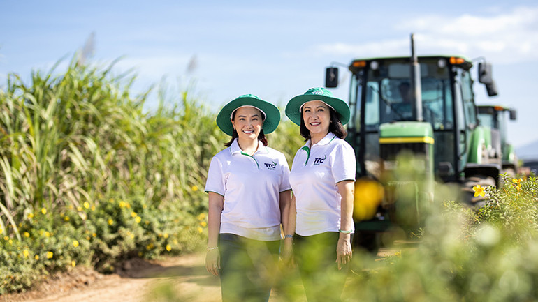 Bà Đặng Huỳnh Ức My (bên trái) cùng mẹ là Bà Huỳnh Bích Ngọc (bên phải): Hai thế hệ - một tầm nhìn kiến tạo nông nghiệp Việt Nam hiện đại, tuần hoàn