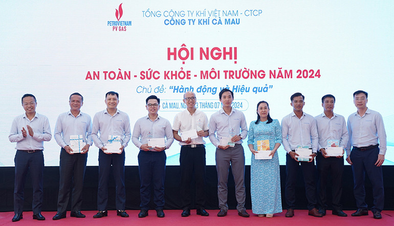Khen thưởng các điển hình xuất sắc trong công tác An toàn - Sức khỏe - Môi trường năm 2023