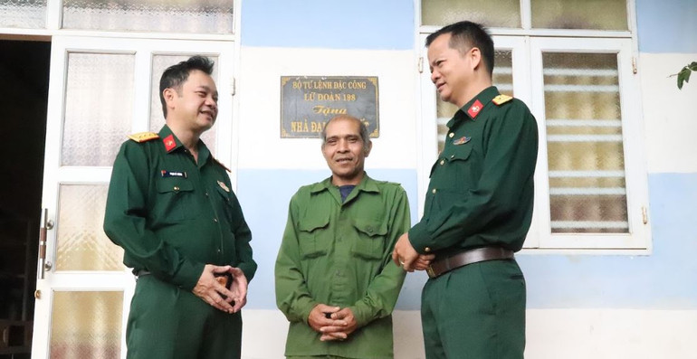 Từ khi được Lữ đoàn Đặc công 198 xây tặng nhà đại đoàn kết vào năm 2019 đến nay, cuộc sống của gia đình ông Y Toan Ayun ở buôn Ea Kmát, xã Hòa Đông, huyện Krông Pắc ngày càng ổn định hơn.