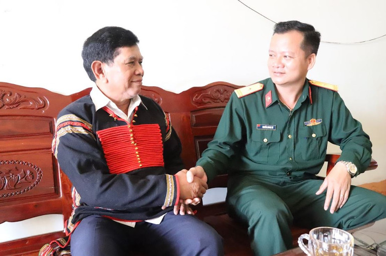 Nhờ làm tốt công tác dân vận nên nghĩa tình giữa cán bộ, chiến sĩ Lữ đoàn Đặc công 198 với đồng bào Tây Nguyên ngày càng thắt chặt.