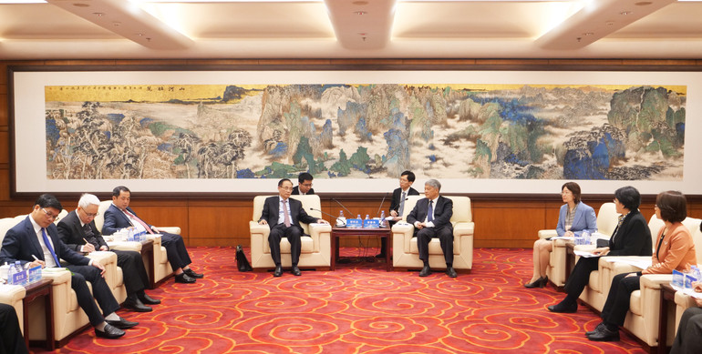 Đồng chí Lê Hoài Trung làm việc tại Trường Đảng Trung ương Trung Quốc.