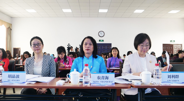 Bà Nông Thanh Hải, Chủ tịch Hội Liên hiệp Phụ nữ tỉnh Lạng Sơn và các đại biểu tham dự chương trình.