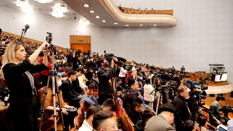 Đông đảo phóng viên Trung Quốc và quốc tế đưa tin kỳ họp.