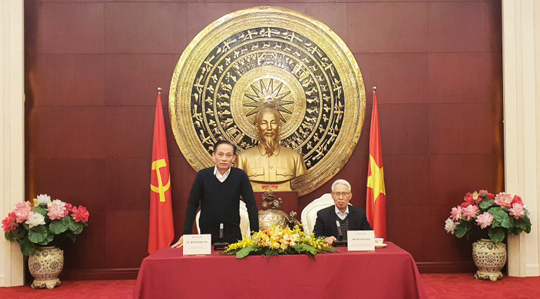 Đồng chí Lê Hoài Trung thăm và làm việc với tập thể cán bộ Đại sứ quán Việt Nam tại Trung Quốc.