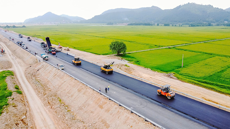 Tập đoàn Cienco 4 triển khai thi công các gói thầu xây lắp trên tuyến cao tốc bắc-nam.