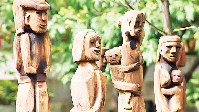 Tượng gỗ dân gian Tây Nguyên quen thuộc, gần gũi đa dạng, nhiều sắc thái.