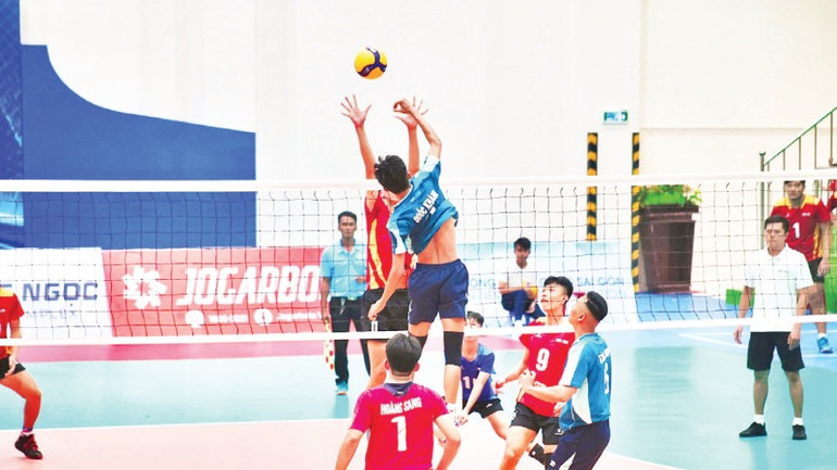 Các vận động viên bóng chuyền nam hai đội Trà Vinh, Bến Tre tranh tài.