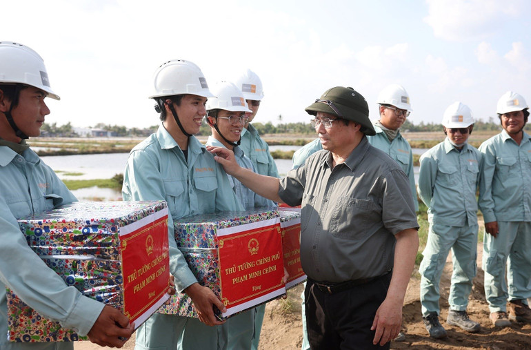 Thủ tướng Phạm Minh Chính thăm, động viên công nhân các đơn vị thi công dự án thành phần đoạn Hậu Giang-Cà Mau. (Ảnh: Dương Giang/TTXVN)