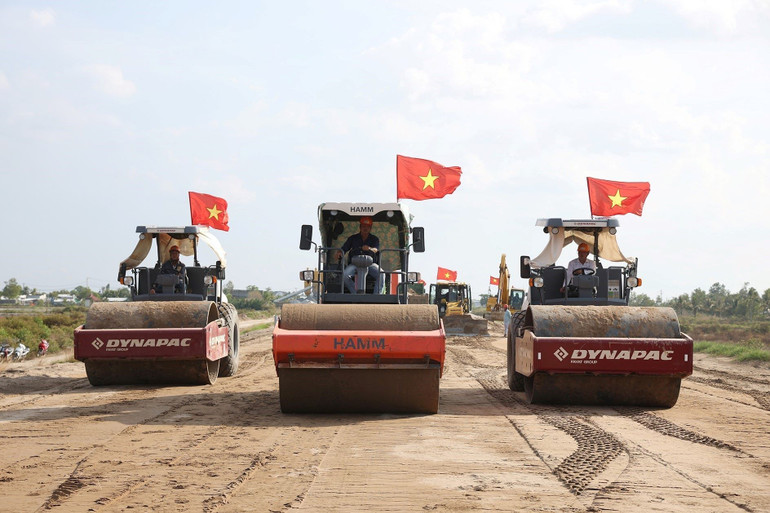 Công trường thi công dự án thành phần đoạn Hậu Giang-Cà Mau. (Ảnh: Dương Giang/TTXVN)