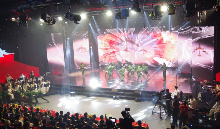 Cầu truyền hình “Bản trường ca hòa bình” được xây dựng quy mô, công phu về nội dung và nghệ thuật. (Ảnh: ĐỖ THOA) Cầu truyền hình “Bản trường ca hòa bình” được xây dựng quy mô, công phu về nội dung và nghệ thuật. (Ảnh: ĐỖ THOA)