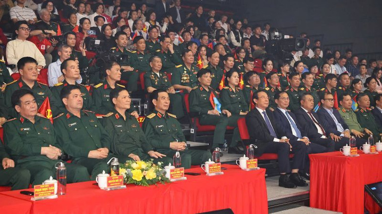 Các đại biểu tham dự chương trình tại điểm cầu Thủ đô Hà Nội. (Ảnh: ĐỖ THOA) Các đại biểu tham dự chương trình tại điểm cầu Thủ đô Hà Nội. (Ảnh: ĐỖ THOA)