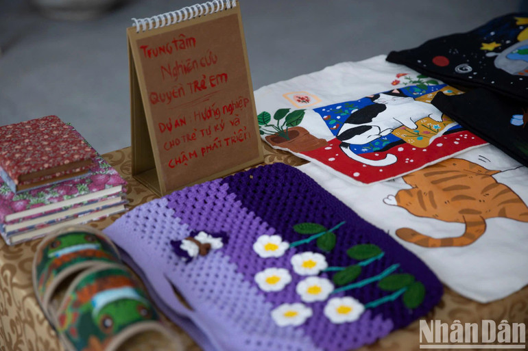 Một số sản phẩm làm bằng tay của trẻ tự kỷ. (Ảnh: nhandan.vn)