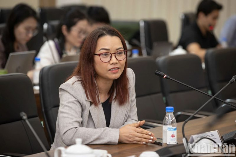 Giám đốc Trung tâm Phát triển cộng đồng Our Story Nguyễn Thị Thu chia sẻ tại tọa đàm. (Ảnh: SƠN TÙNG)