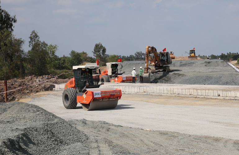 Công trường thi công dự án thành phần đoạn Hậu Giang-Cà Mau. (Ảnh: Dương Giang/TTXVN)