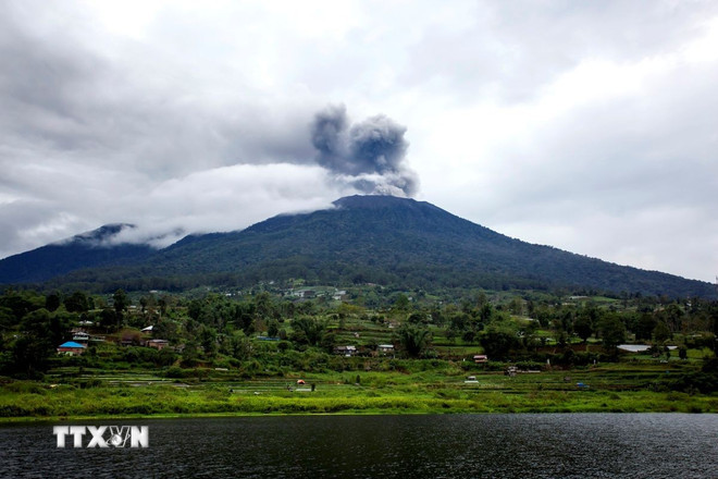 Tro bụi phun lên từ núi lửa Marapi ở Tây Sumatra, Indonesia. (Ảnh: THX/TTXVN)