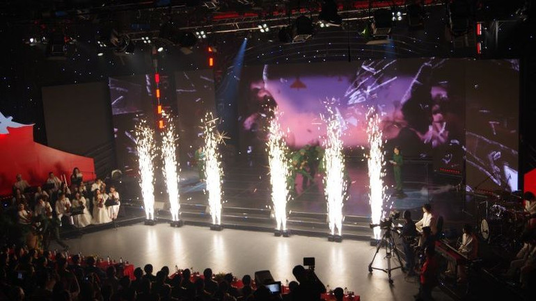 Chương trình có sự đan cài khéo léo với những tiết mục nghệ thuật đặc sắc, mới mẻ, hấp dẫn bằng các hình thức biểu đạt phong phú như: âm nhạc thính phòng, múa đương đại, biểu diễn thực cảnh, trình diễn ánh sáng 3D mapping, laser, khói lửa, pháo hoa, trình chiếu đồ họa. (Ảnh: ĐỖ THOA) Chương trình có sự đan cài khéo léo với những tiết mục nghệ thuật đặc sắc, mới mẻ, hấp dẫn bằng các hình thức biểu đạt phong phú như: âm nhạc thính phòng, múa đương đại, biểu diễn thực cảnh, trình diễn ánh sáng 3D mapping, laser, khói lửa, pháo hoa, trình chiếu đồ họa. (Ảnh: ĐỖ THOA)