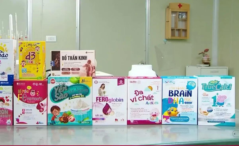 Cơ quan Công an phát hiện số lượng lớn sản phẩm thực phẩm bảo vệ sức khỏe của Công ty Herbitech nghi bị làm giả. (Ảnh: VTV)