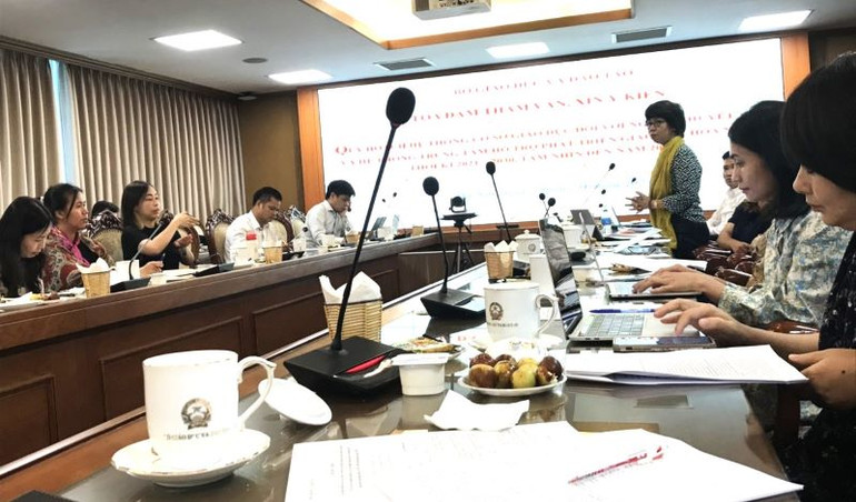 Chị Nguyễn Tuyết Hạnh, đại diện Câu lạc bộ Gia đình người tự kỷ Hà Nội tham gia và đóng góp ý kiến tại "Tọa đàm tham vấn, xin ý kiến về một số nội dung chính của quy hoạch hệ thống Cơ sở giáo dục đối với người khuyết tật và hệ thống trung tâm hỗ trợ phát triển giáo dục hòa nhập thời kỳ 2021-2030, tầm nhìn đến năm 2050" do Bộ Giáo dục và Đào tạo tổ chức. (Ảnh: nhân vật cung cấp)