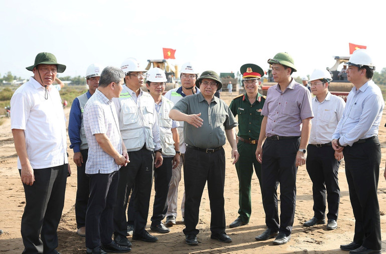 Thủ tướng Phạm Minh Chính kiểm tra tiến độ thi công dự án thành phần đoạn Hậu Giang-Cà Mau. (Ảnh: Dương Giang/TTXVN)