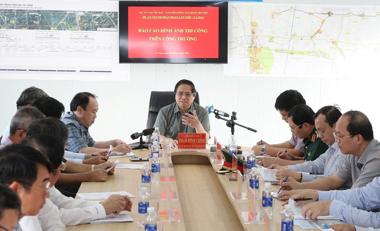 Thủ tướng Phạm Minh Chính làm việc với các đơn vị thi công dự án đường bộ cao tốc Cần Thơ-Cà Mau. (Ảnh: Dương Giang/TTXVN)