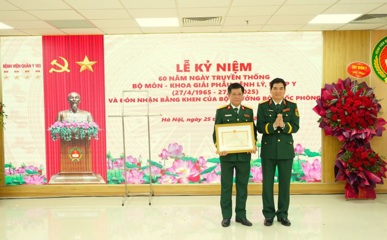 Trung tướng, Phó Giáo sư, Tiến sĩ Nghiêm Đức Thuận, Bí thư Đảng ủy, Chính ủy Học viện Quân y trao Bằng khen của Bộ trưởng Quốc phòng cho đại diện Bộ môn-Khoa Giải phẫu bệnh lý, pháp y.