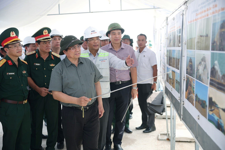 Thủ tướng Phạm Minh Chính kiểm tra tiến độ thi công dự án thành phần đoạn Hậu Giang-Cà Mau. (Ảnh: Dương Giang/TTXVN)