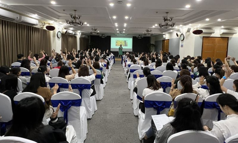 Câu lạc bộ Gia đình người tự kỷ Hà Nội tổ chức Khóa tập huấn miễn phí “Ứng dụng ngôn ngữ trị liệu trong phát triển lời nói và ngôn ngữ cho trẻ có nhu cầu đặc biệt” cho giáo viên trong lĩnh vực chăm sóc, nuôi dạy trẻ tự kỷ và phụ huynh ở nhiều tỉnh thành. (Ảnh: CLB cung cấp)