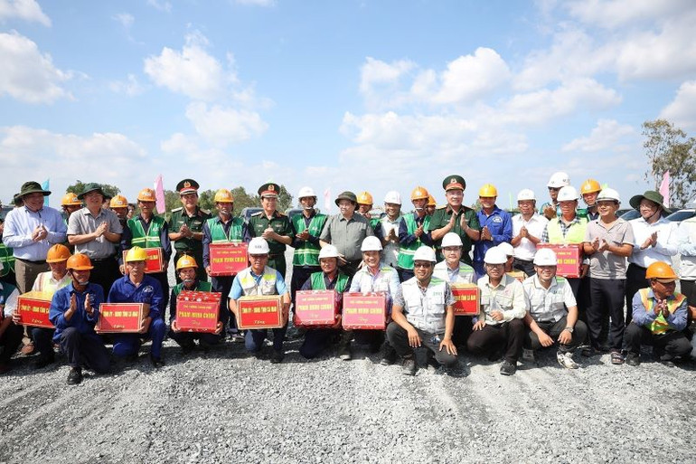 Thủ tướng Phạm Minh Chính thăm, động viên công nhân, kỹ sư thi công dự án đường bộ cao tốc Cần Thơ-Cà Mau đoạn qua thành phố Cà Mau. (Ảnh: Dương Giang/TTXVN)