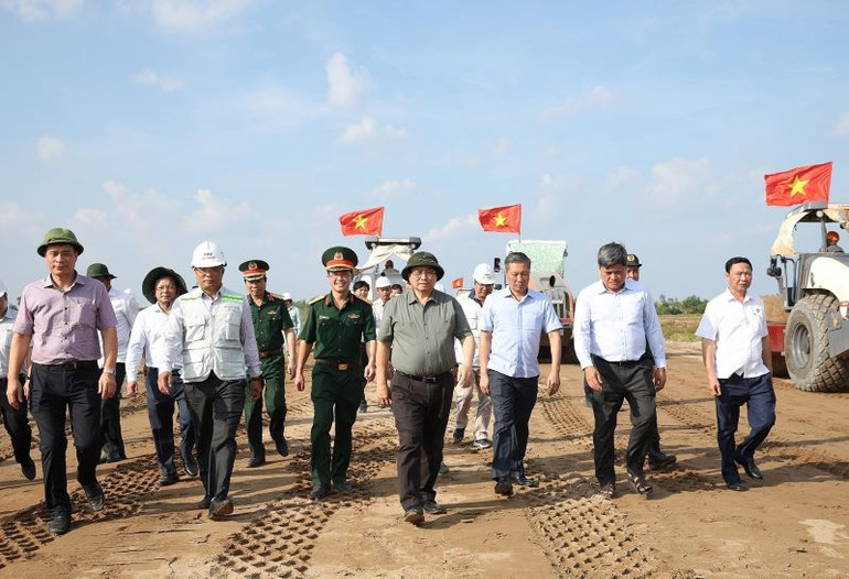 Thủ tướng Phạm Minh Chính kiểm tra tiến độ thi công dự án thành phần đoạn Hậu Giang-Cà Mau. (Ảnh: Dương Giang/TTXVN)