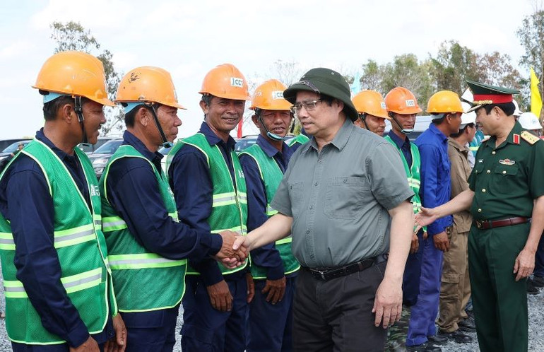 Thủ tướng Phạm Minh Chính thăm, động viên công nhân, kỹ sư thi công dự án đường bộ cao tốc Cần Thơ-Cà Mau đoạn qua thành phố Cà Mau. (Ảnh: Dương Giang/TTXVN)