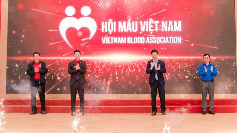 Đại diện các đại biểu thực hiện nghi thức công bố biểu tượng của tổ chức Hội trong giai đoạn mới.