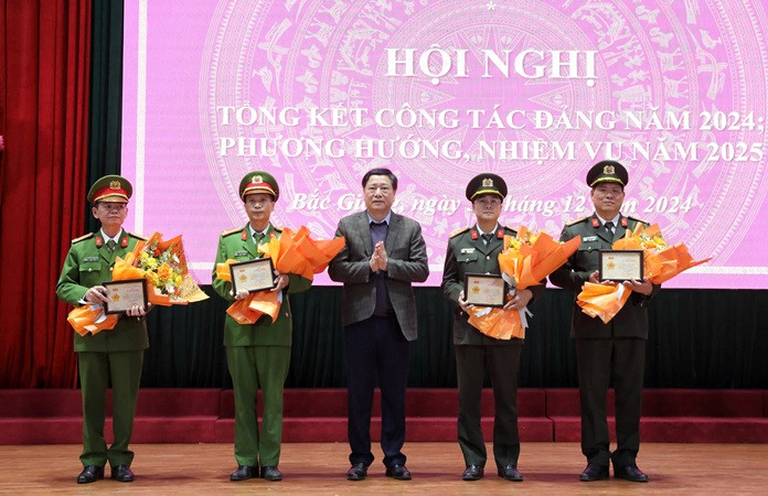 Đại diện Ủy ban kiểm tra Trung ương trao tặng kỷ niệm chương cho cán bộ công an Bắc Giang có thành tích xuất sắc trong công tác.