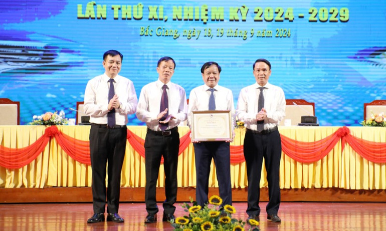 Đồng chí Nguyễn Đức Lợi, Phó Chủ tịch Thường trực Hội nhà báo Việt Nam tặng Bằng khen của hội cho tập thể Hội Nhà báo tỉnh Bắc Giang.