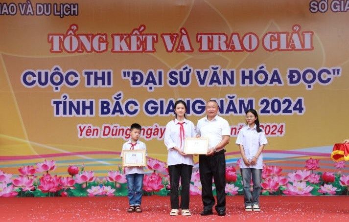 Ông Nguyễn Đắc Hồng, Giám đốc Thư viện Bắc Giang trao giải cho các thí sinh đạt giải A cuộc thi. Ông Nguyễn Đắc Hồng, Giám đốc Thư viện Bắc Giang trao giải cho các thí sinh đạt giải A cuộc thi.