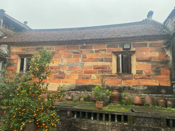 Bức tường độc đáo được xây từ tiểu, quách tại chùa Bổ Đà.