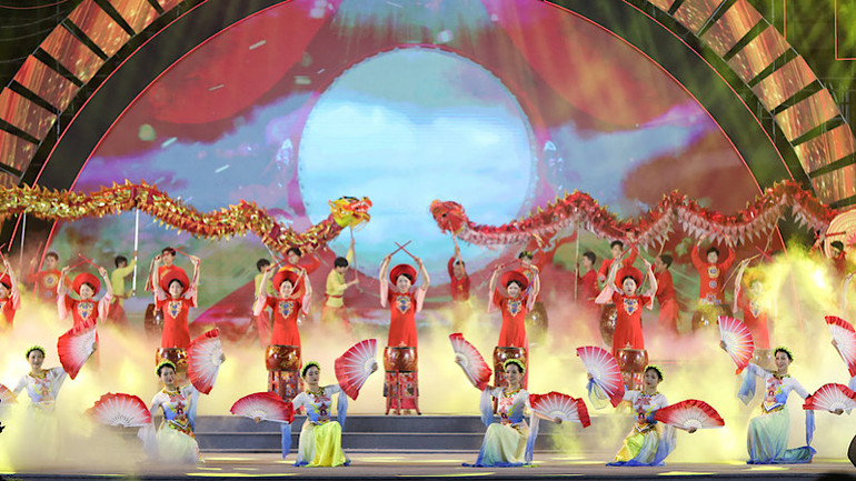 Văn nghệ chào mừng tại buổi lễ. Văn nghệ chào mừng tại buổi lễ.