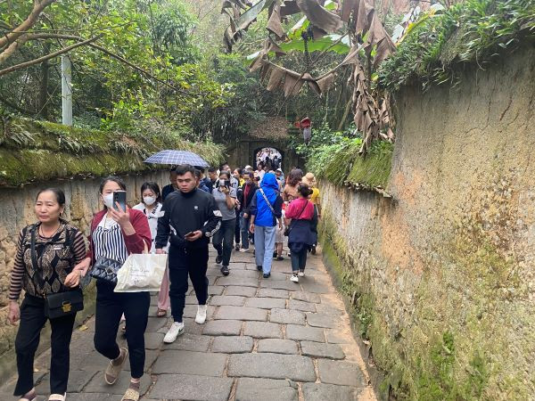 Hệ thống tường đất nện bao quanh chùa.