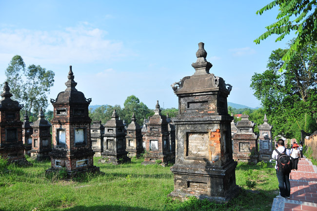 Một góc vườn tháp chùa Bổ Đà.