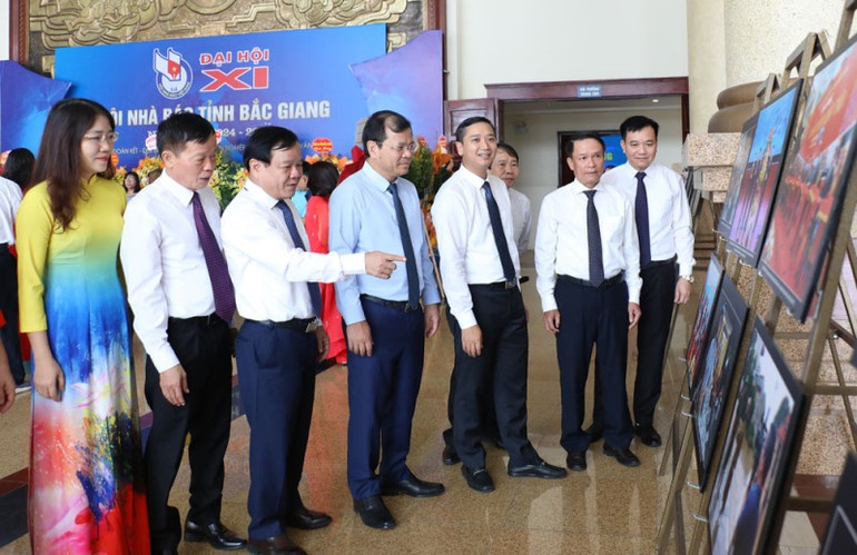 Các đại biểu tham quan trưng bày ảnh tại đại hội.