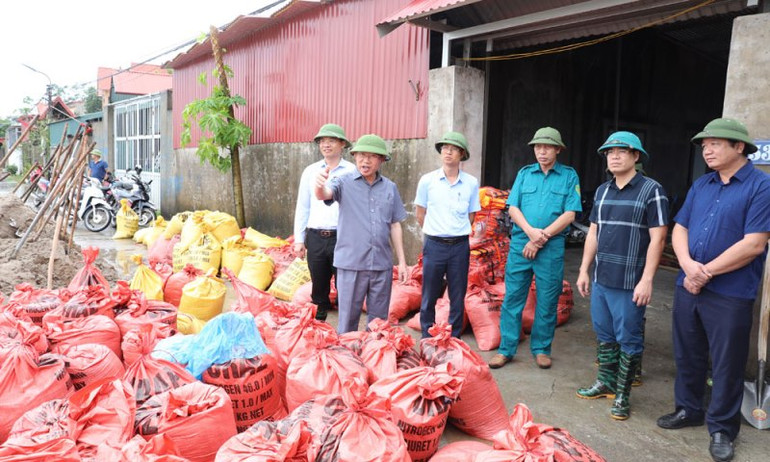 Chủ tịch UBND tỉnh Bắc Giang Lê Ánh Dương chỉ đạo công tác chống lũ tại thành phố Bắc Giang.