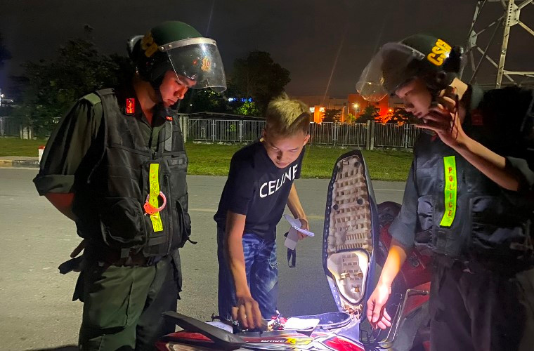 Kiểm tra hành chính đối tượng khả nghi trong đêm.