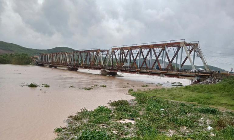 Cầu sông Thương đã cấm người dân lưu thông vì mưa lũ.