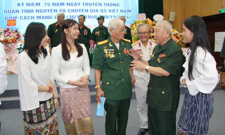 Các cựu chiến binh ôn lại kỷ niệm trên chiến trường Lào.